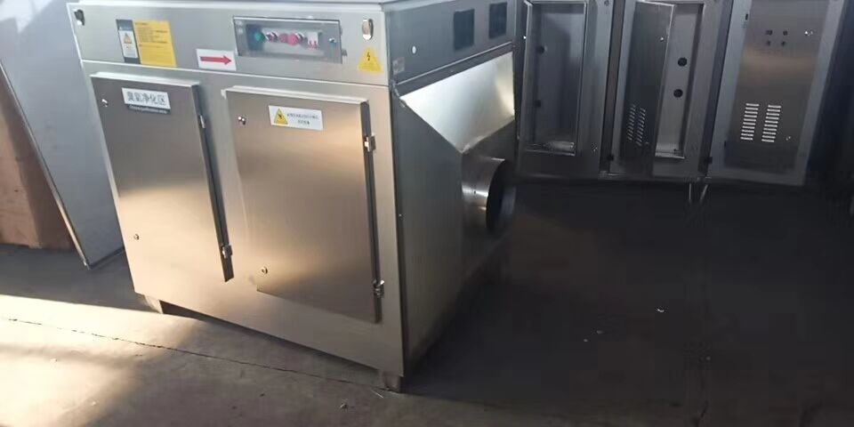 　　印刷采用的涂料產(chǎn)生廢氣怎么處理  　　關(guān)鍵詞：印刷廢氣處理，涂料廢氣處理，廢氣處理方法  　　一般來說印刷廠廢氣處理方法有吸附冷凝法、吸收溶解法、反應(yīng)燃燒法、光催化氧化法、等離子處理法、多種方法組合法，還有我們所生產(chǎn)的溶媒吸附設(shè)備。