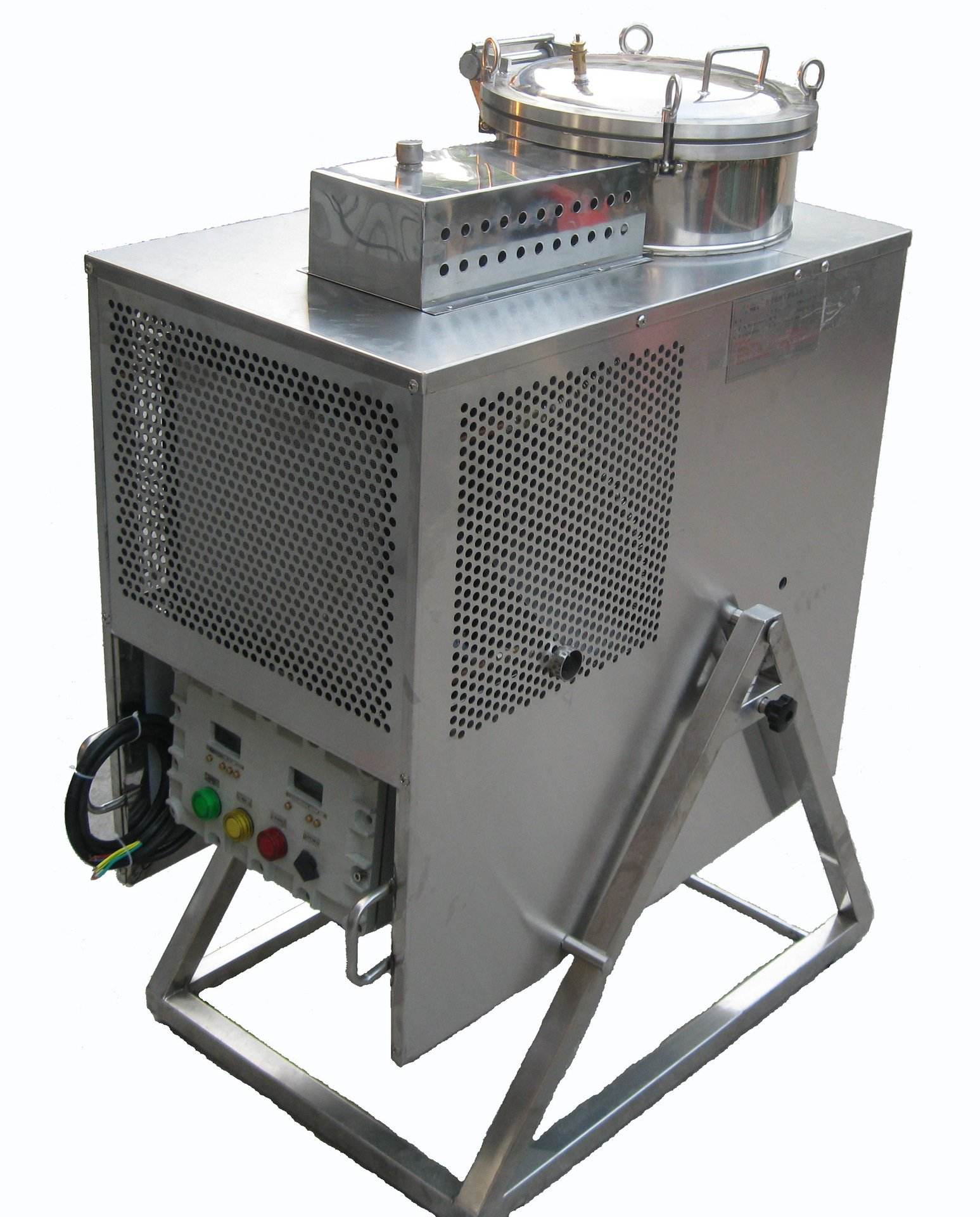 有機(jī)溶劑回收凈化系統(tǒng)是在是在傳統(tǒng)溶劑氣體回收技術(shù)的基礎(chǔ)上研發(fā)出的具有自主知識(shí)產(chǎn)權(quán)的，通過氣體的吸附和解吸過程對(duì)揮發(fā)性溶劑進(jìn)行回收，回收效率９5％以上，并可根據(jù)不同溶劑的性質(zhì)和用戶需要提供個(gè)性化解決方案。