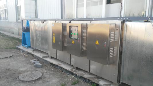 光解凈化設備 造紙廠制漿廢氣處理設備設計安裝利用UV光解凈化設備發(fā)出特制的高能UV紫外線光束照射惡臭氣體，裂解H2S、硫化物、VOC類、苯、甲苯、二甲苯的分子鏈結構，使有機或無機高分子惡臭化合物分子鏈，在高能紫外線光束照射下，降解轉變成低分子化合物，如CO2、H2O等。利用高能UV光束裂解惡臭氣體中細菌的分子鍵，破壞細菌的核酸（DNA），再通過臭氧進行氧化反應，徹底達到脫臭及殺滅細菌的目的。