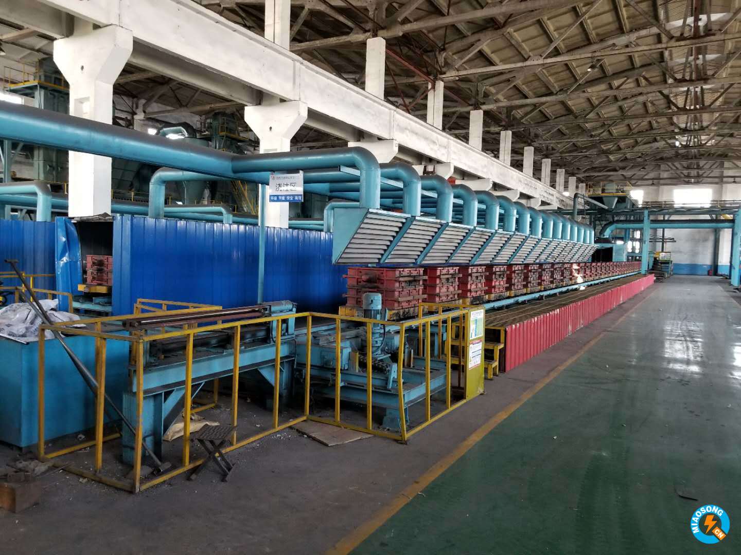 生產(chǎn)鑄造煙氣處理設(shè)施常用的是活性炭吸附，活性炭吸附法適用于大風(fēng)量、低濃度、溫度不高的有機(jī)廢氣治理，該法工藝成熟，效果可靠，易于回收有機(jī)溶劑，因此被廣泛地應(yīng)用于化工、噴漆、印刷、輕工等行業(yè)的有機(jī)廢氣如苯類、酮類的治理。在工業(yè)吸附過程中，活性炭是使用為廣泛的一種吸附劑，但它也存在不耐高溫，在濕潤的條件下不能保持很好的吸附能力，易燃，較快達(dá)到飽和吸附而失去效用，吸附劑需定期更換的缺點(diǎn)；其次，吸附法會產(chǎn)生二次固體或液體污染物。