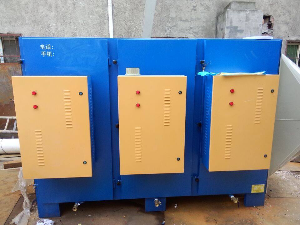 硫化橡膠內(nèi)胎廠的有機廢氣是能夠解決的。更先您要跟我說這一有機廢氣中是不是含有廚房油煙。能夠挑選UV光氧催化機器設備和活性碳去解決。前提條件對吧煙塵處理完畢后才可以解決有機廢氣。