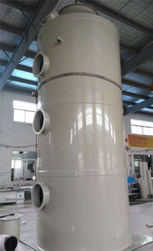 含塵氣體由筒體下部順切向引入，旋轉(zhuǎn)上升，塵粒受離心力作用而被分離，拋向筒體內(nèi)壁，被筒體內(nèi)壁流動(dòng)的水膜層所吸附，隨水流到底部錐體，經(jīng)排塵口卸出。水膜層的形成是由布置在筒體的上部幾個(gè)噴嘴、將水順切向噴至器壁。這樣，在筒體內(nèi)壁始終覆蓋一層旋轉(zhuǎn)向下流動(dòng)的很薄水膜，達(dá)到提高除塵效果的目的。