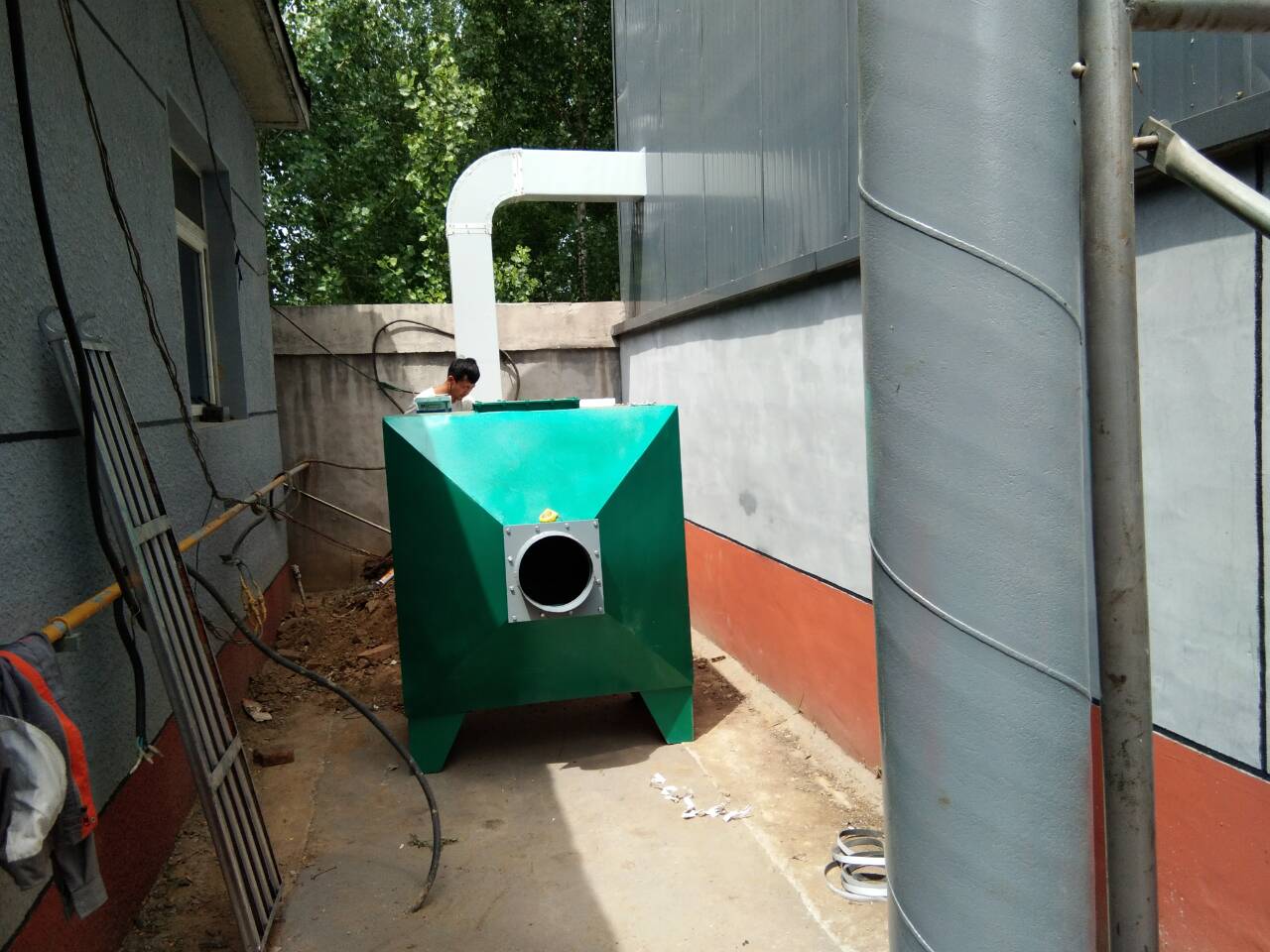 對(duì)于電子廠行業(yè)廢氣處理解決方案，以上是介紹了幾種方法，具體用什么廢氣處理設(shè)備還需要根據(jù)客戶現(xiàn)場(chǎng)勘查收集的信息，來(lái)制定合理的收集+處理，這樣才能保證廢氣的凈化效果，我們有上百家電子廠的廢氣處理工程案例可以讓客戶現(xiàn)場(chǎng)進(jìn)行考察，或者直接與我們聯(lián)系，讓我們技術(shù)人員現(xiàn)場(chǎng)為您設(shè)計(jì)廢氣處理方案和報(bào)價(jià)