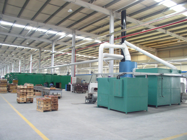 廢氣轉(zhuǎn)換:將廢氣通過含化學(xué)物質(zhì)的水淋塔轉(zhuǎn)換為廢水,再處理廢水,水淋塔造價(jià)較高,會(huì)產(chǎn)生水污染,是大多企業(yè)采用方案,因?yàn)樗廴居晌鬯幚砉咎幚?屬于浪費(fèi)型廢氣處理方式。