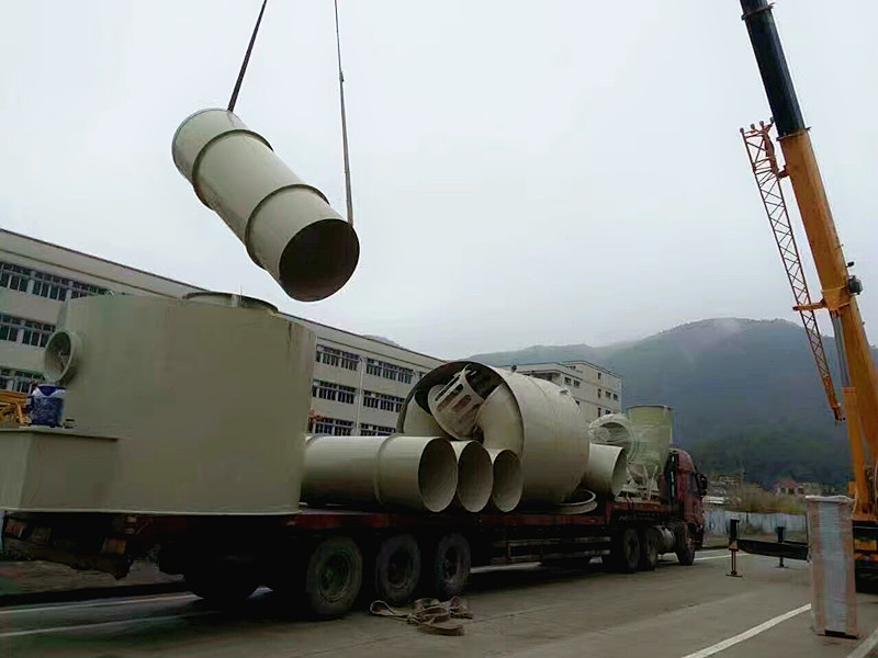 針對城市污水處理工藝特點，采用的噴淋吸附方法，將廢氣收集，送入噴淋塔噴淋，去除各類異味達到凈化氣體的效果。該方法投資少、運行成本低、占地空間小、效果好，無二次污染。