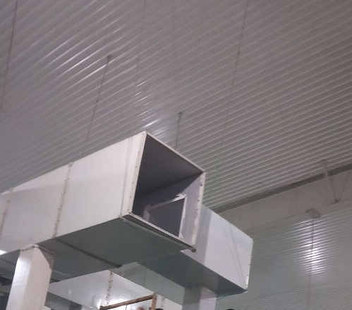 車間水簾風(fēng)扇負壓風(fēng)機+降溫水簾通風(fēng)降溫系統(tǒng);體后必將成為廠房通風(fēng)降溫設(shè)備的主流。濕簾（水簾）性能特點：采用新材料與空間交聯(lián)技術(shù)，高吸水、高耐水、抗霉變、耐腐蝕、使用壽命長。產(chǎn)品蒸發(fā)比表面大，降溫效率達80%以上。產(chǎn)品含表面活性劑，自然吸水，擴散速度快，效能持久。