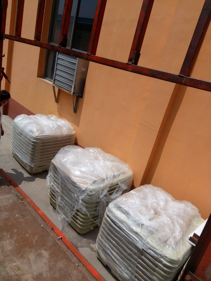 大型工廠降溫需要收益空調結合管道局部崗位送風 而一般大的廠房就可以用水風機整體降溫即可大型廠房面積大、有熱源，如何降溫？安裝環(huán)保空調輸送大量涼爽鮮風進入車間；大量涼風中和車間內溫，吹人吹設備效果更佳；百平方只需一度電，降溫同時還可改善異味；舒適的工作環(huán)境、大大提高員工生產效率。