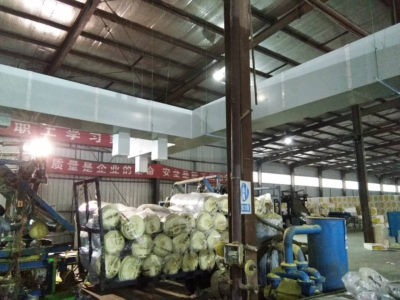 大型節(jié)能吊扇舒適的自然風解決了以下問題  1、物流園多為鋼結構現(xiàn)場，到了夏天，室內(nèi)溫度比室外溫度高！  2、工作場所面積大的空氣不流通等，員工的工作環(huán)境普遍不好，工作效率低，有時會因悶熱而中暑。  3、工廠工作環(huán)境差，員工流動性大，企業(yè)人工費增加。  4、物流現(xiàn)場、倉庫面積大，員工分散，主要用于堆積貨物，降溫換氣設備難以選擇！