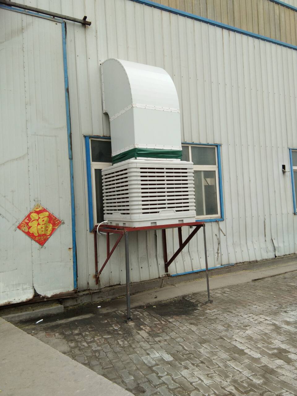 　車間降溫設(shè)備是根據(jù)水蒸發(fā)吸熱降溫的物理原理進行降溫的，所以該降溫設(shè)備運行成本是極低的。這樣人員的降溫問題解決了，投資成本也能控制在合理的范圍。