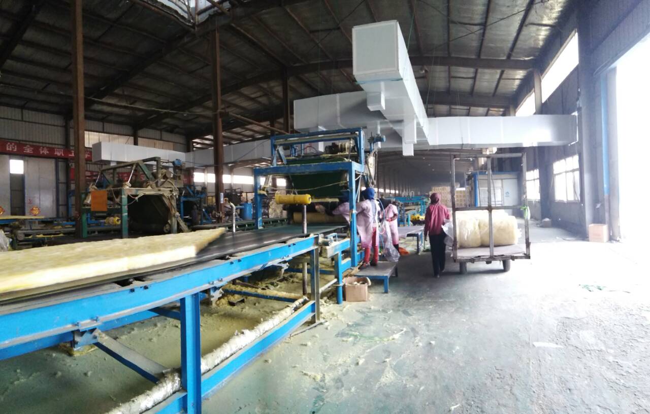 對車間內(nèi)工作的工人是一種煎熬，為了避免一些車間會產(chǎn)生工人中暑，車間降溫是企業(yè)公司必須進行的。特別是到夏季了，很多廠房車間就要考慮高溫問題了，一般的方法效果不大，還多花錢，尤其是在廠生產(chǎn)車間，溫度高，不能保證的品質(zhì)。因此，選擇適合的車間降溫設(shè)備是夏季降溫的關(guān)鍵。