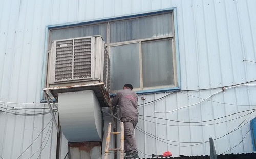 工廠降溫一般有幾個(gè)方法： 1、安裝傳統(tǒng)的空調(diào)、中央空調(diào)等。 優(yōu)點(diǎn)：降溫效果好。缺點(diǎn)：投入成本大、耗電。 2、安裝吊扇、牛角扇、落地扇。 優(yōu)點(diǎn)：成本低。缺點(diǎn)：效果差。 3、安裝負(fù)壓風(fēng)機(jī)、降溫水簾、環(huán)?？照{(diào)，等降溫設(shè)備。 優(yōu)點(diǎn)：降溫范圍廣、降溫成本低、投入成本中等、可以改善廠房工作環(huán)境。 缺點(diǎn)：影響美觀、安裝體積大、降溫效果中等。