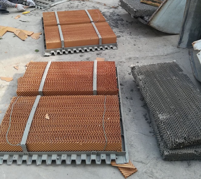 對水簾蒸發(fā)降溫系統(tǒng)的應(yīng)用和理解是養(yǎng)殖生產(chǎn)中容易被誤解和誤用的領(lǐng)域。人們的理解是水蒸發(fā)的越多，環(huán)境越?jīng)鏊?，溫度下降的越多，這種觀點(diǎn)是不正確的。安裝水簾蒸發(fā)降溫系統(tǒng)的雞舍，所能得到的溫度下降量與許多因素有關(guān)。帶走熱量的是水的蒸發(fā)而不是水的冷卻作用。個重要條件是當(dāng)時(shí)的氣溫和空氣的相對濕度大小。