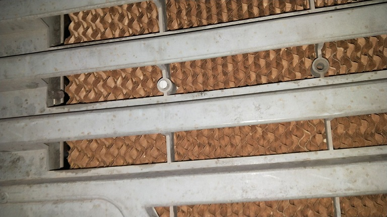 蒸發(fā)降溫系統(tǒng)的原理就是加濕水簾紙的表面并從紙的表面蒸發(fā)出水蒸氣?？諝饨?jīng)過水簾紙的進(jìn)風(fēng)管的長度和角度，會對得到的水蒸氣的量造成影響。當(dāng)空氣穿過水簾紙的時(shí)候，3/8英寸（1cm）的進(jìn)風(fēng)管直徑可以產(chǎn)生很好的氣體阻力，因?yàn)楫?dāng)氣體通過水簾紙時(shí)會產(chǎn)生摩擦力，摩擦力引起溫度上升，會產(chǎn)生較高水平的蒸發(fā)作用。