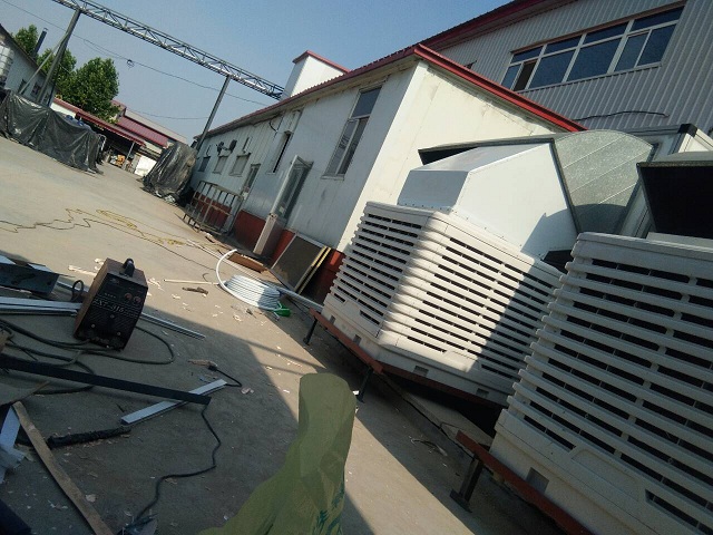 濕簾冷風(fēng)機(jī)和風(fēng)機(jī)水簾降溫系統(tǒng)是目前利用水蒸發(fā)原理降溫的兩種重要方式，在國內(nèi)車間降溫，廠房降溫，養(yǎng)殖場降溫，溫室大棚中都能見到。濕簾冷風(fēng)機(jī)與風(fēng)機(jī)水簾降溫系統(tǒng)都是利用軸流風(fēng)機(jī)的負(fù)壓原理加速了濕簾的水蒸發(fā)效率，并將涼氣鼓入或吸入室內(nèi)形成降溫的不同方式實(shí)現(xiàn)形式。原理一致，都是水蒸發(fā)降溫；外形不一樣，因?yàn)闈窈熇滹L(fēng)機(jī)是由外向內(nèi)鼓涼氣，風(fēng)機(jī)水簾降溫系統(tǒng)是由風(fēng)機(jī)將室內(nèi)熱空氣外排，同時(shí)將濕簾處降溫后的涼氣吸入室內(nèi)。