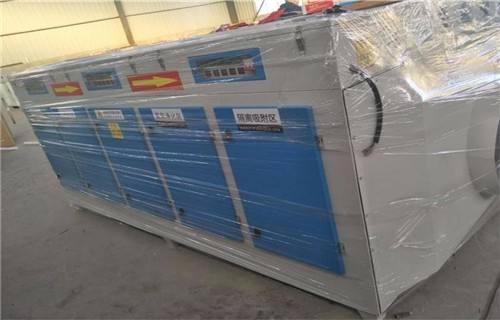 噴漆房廢氣處理裝置活性炭吸附裝置采用的是前邊有初效過濾棉或者活性炭棉，阻擋油漆顆粒物，然后采用V型過濾網，過濾掉比較細微的顆粒物，然后再引入設備的活性炭吸附區(qū)，通過蜂窩活性炭、柱狀活性炭或者顆粒狀活性炭進行吸附，吸附之后的廢氣再排放。