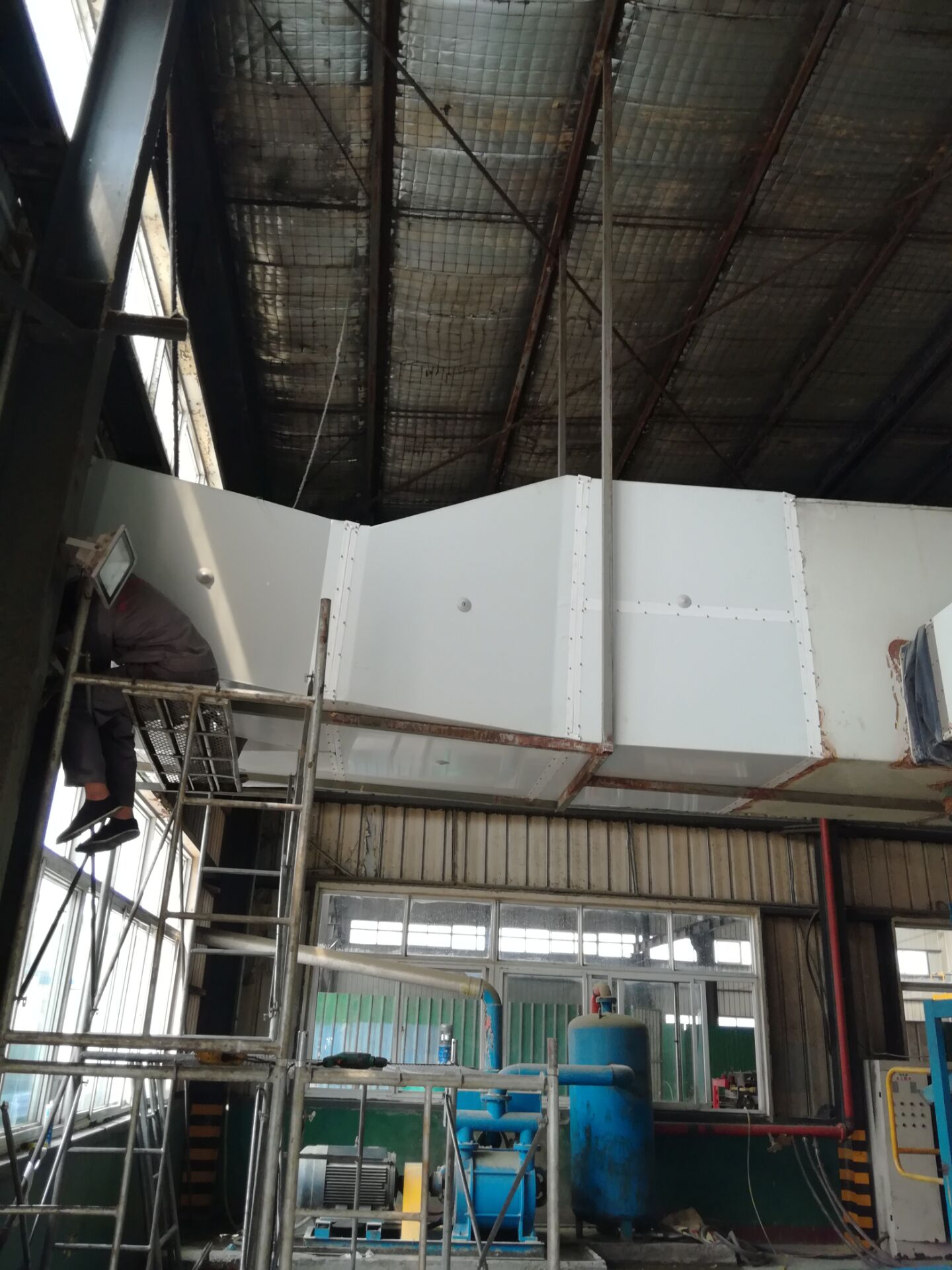 通風(fēng)透氣 在整個(gè)系統(tǒng)的相互配合下抽風(fēng)風(fēng)機(jī)迅速排走室內(nèi)人員、機(jī)器產(chǎn)生的熱氣、廢氣、異味避免了廢氣及異味對人體的。整個(gè)室內(nèi)空氣快可以在一分鐘內(nèi)更新一次這是一般空調(diào)所無法達(dá)到的效果。