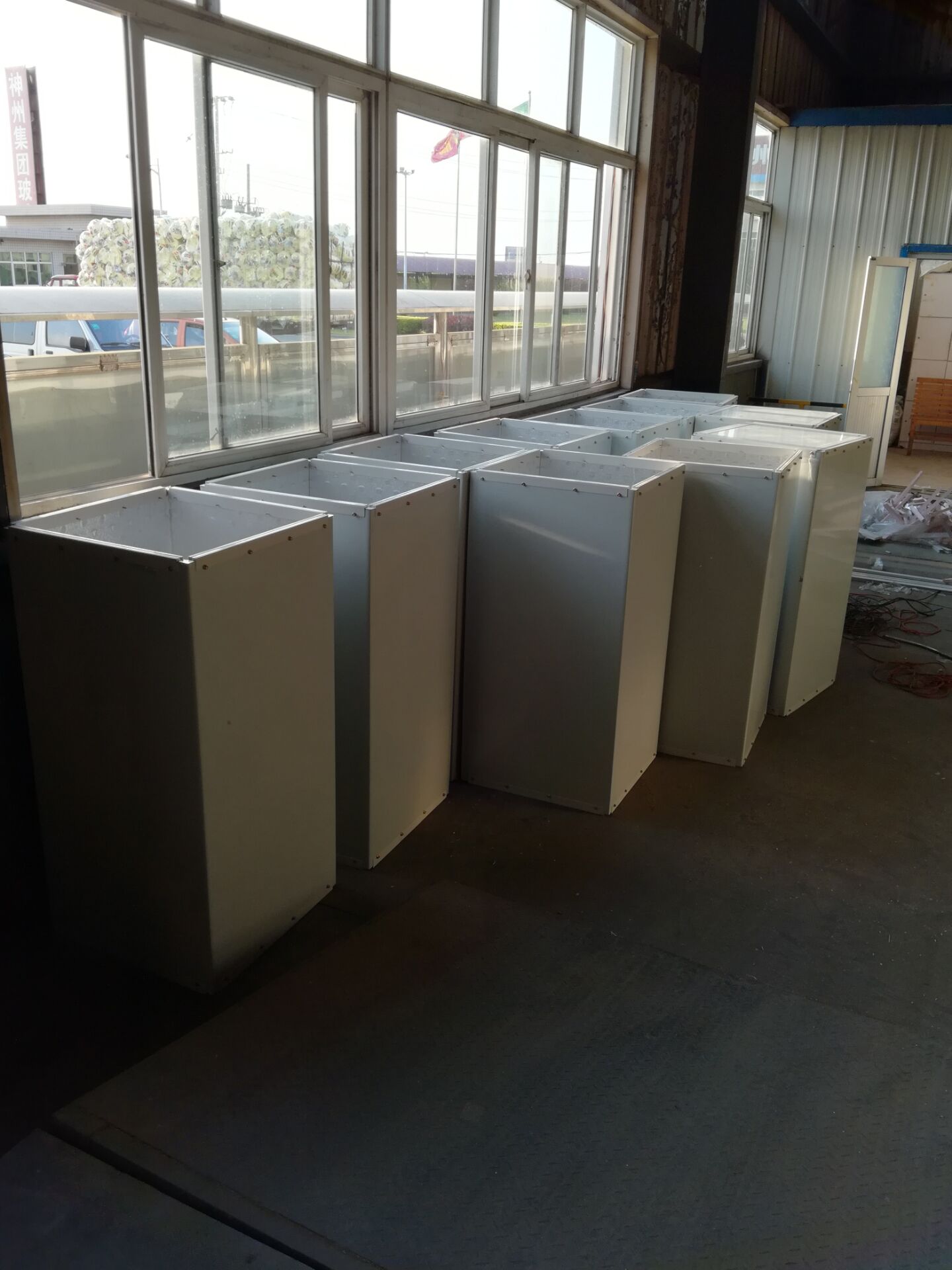 有人想到了一個(gè)簡單有效的辦法：在車間放冰塊降溫，放在風(fēng)扇前，吹出來的風(fēng)比之間涼爽許多，很多客戶采用負(fù)壓降溫水簾風(fēng)機(jī)或正壓降溫環(huán)?？照{(diào)降溫方式，不僅價(jià)格親民而且還能通風(fēng)換氣降溫