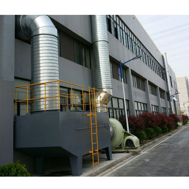 合成香料的精細(xì)化工生產(chǎn)企業(yè)，主要有醇類(lèi)、酮類(lèi)、醛類(lèi)、酯類(lèi)、酸類(lèi)、醚類(lèi)和酰胺類(lèi)等七大類(lèi)十多個(gè)香料品種，其使用的原材料主要為乙醛、乙醇、甲苯、乙酸等有機(jī)原料，其產(chǎn)生的廢氣也都是含有醛類(lèi)、醇類(lèi)、酮類(lèi)、酯類(lèi)、酸類(lèi)、醚類(lèi)的有機(jī)廢氣，廢氣經(jīng)～套8000立方/,b時(shí)堿洗加活性炭吸附裝置處理后，經(jīng)3O米煙囪排放，雖然廢氣排口污染物含量符合標(biāo)準(zhǔn)，但排放中的異味還是不能有效去除，廢氣需要進(jìn)一步處理，消除潛在危害