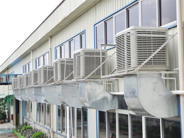  工廠通風(fēng)降溫方案該怎么設(shè)計(jì)比較好呢？可以根據(jù)工廠車間環(huán)境的不同，設(shè)計(jì)環(huán)保空調(diào)不同的工廠降溫方案，如工廠車間人員崗位固定就設(shè)計(jì)環(huán)?？照{(diào)崗位通風(fēng)降溫方案，只針對(duì)有人員的地方做降溫，其他的區(qū)域則不做，這樣既能很好地節(jié)省成本，又能快速達(dá)到工廠降溫通風(fēng)的效果，那么像人員散漫，工廠車間面積大可設(shè)計(jì)環(huán)保空調(diào)整體降溫通風(fēng)方案，