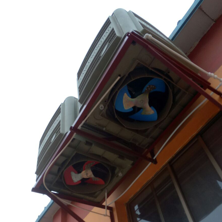 換句話說就是車間內(nèi)只有部分區(qū)域有工作崗位，這個時候就非常適合采用崗位定點(diǎn)降溫，人員崗位在哪里，濕簾冷風(fēng)機(jī)送風(fēng)管道就走管道、開風(fēng)口，對著工作崗位上的工人降溫。沒有人員工作的區(qū)域就暫不進(jìn)行降溫。