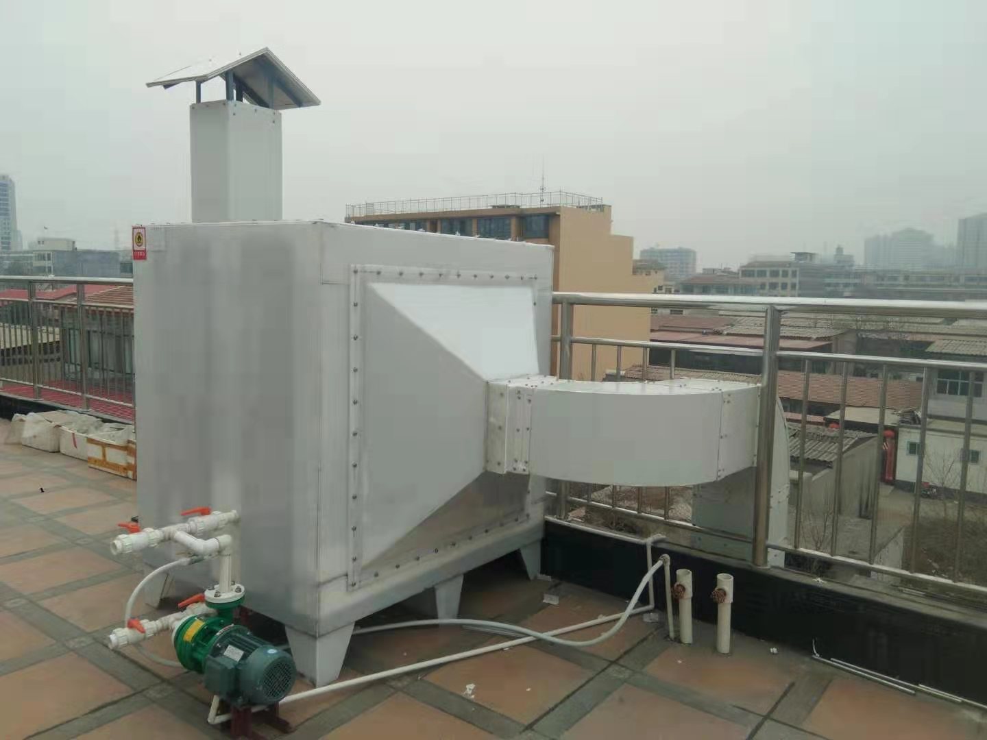 電線電纜廠廢氣異味處理采用設(shè)備方案，活性炭吸附塔,是一種經(jīng)濟(jì)實(shí)用型有機(jī)廢氣的凈化與治理裝置;是一種廢氣過濾吸附異味的環(huán)保設(shè)備產(chǎn)品。