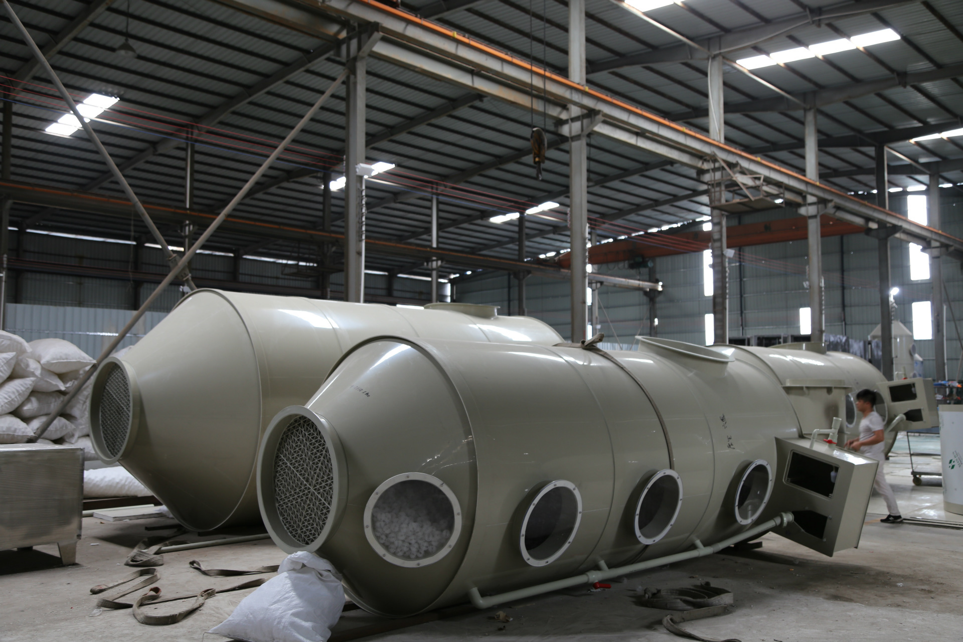 　噴淋塔是一種新型的工業(yè)廢氣處理設備，采用新型PP材質(zhì)（聚丙烯）。它是在可浮動填料層工業(yè)廢氣凈化器的基礎上改進而產(chǎn)生的，廣泛應用于工業(yè)廢氣處理、除塵等方面的前處理，凈化效果很好,是目前酸堿廢氣處理中常用也實用的一款處理設備。